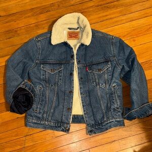 NWT Levi's Ex-boyfriend Sherpa lined Classic trucker Denim Jacket